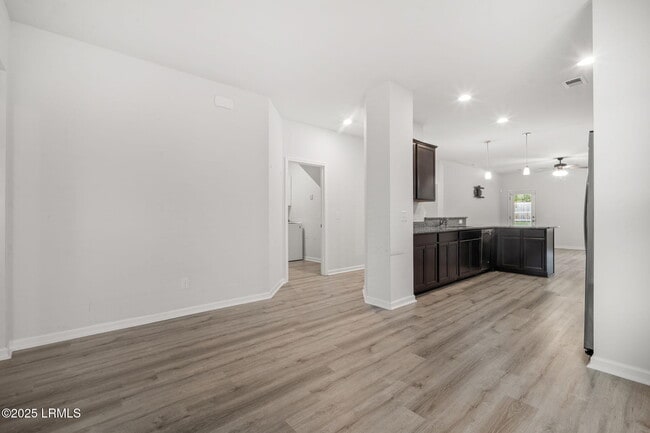 Building Photo - 98 Great Bend Dr