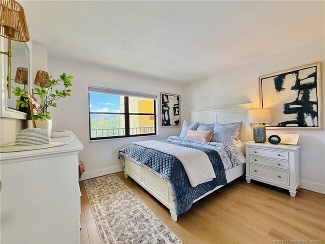 Building Photo - 7370 S Ocean Dr