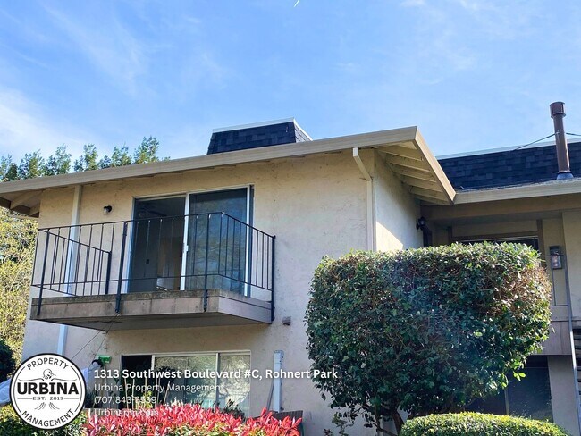 Primary Photo - 2 Bedroom Upper Level Condo in Prime Rohne...