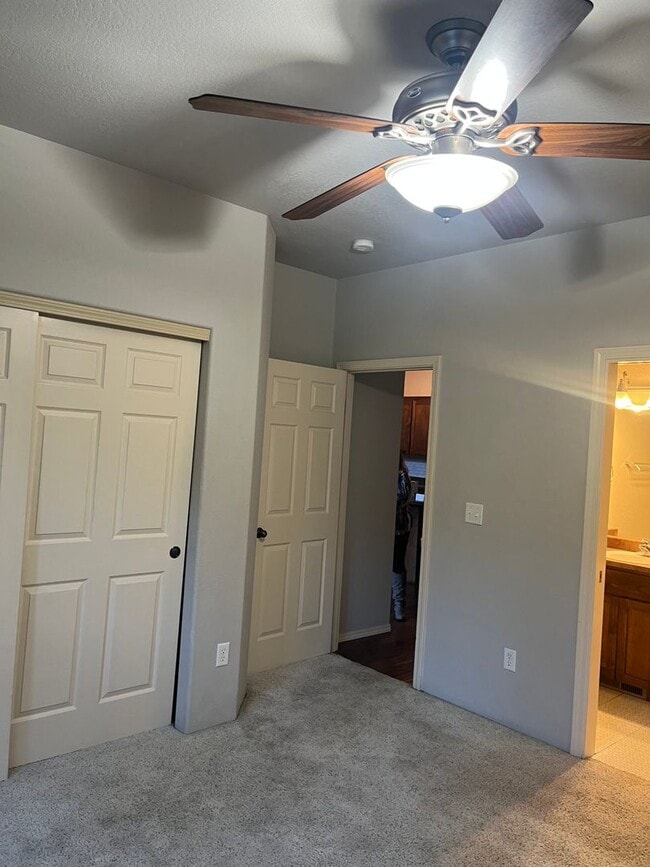 Building Photo - 2 Bedroom 2.5 Bath House