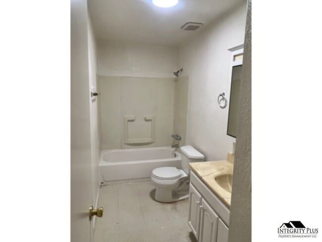 Building Photo - 3 bedroom 2 bath