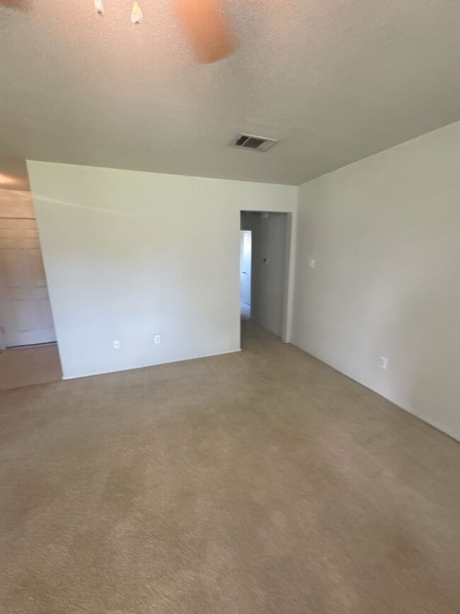 Building Photo - 3bd/2ba Single-Family Home on Amethyst Dr!