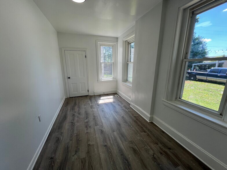 Building Photo - 2921 W 6th St