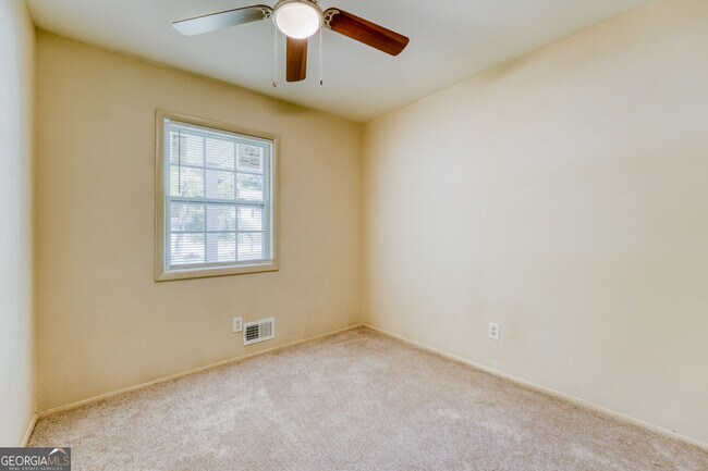 Building Photo - 1340 Pineglen Dr