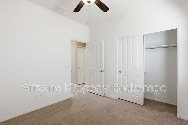 Building Photo - 824 E Jacob St