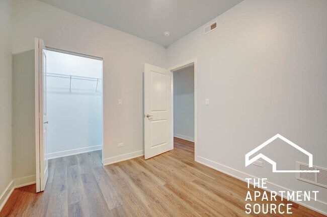 Building Photo - 1142 W 17th Pl