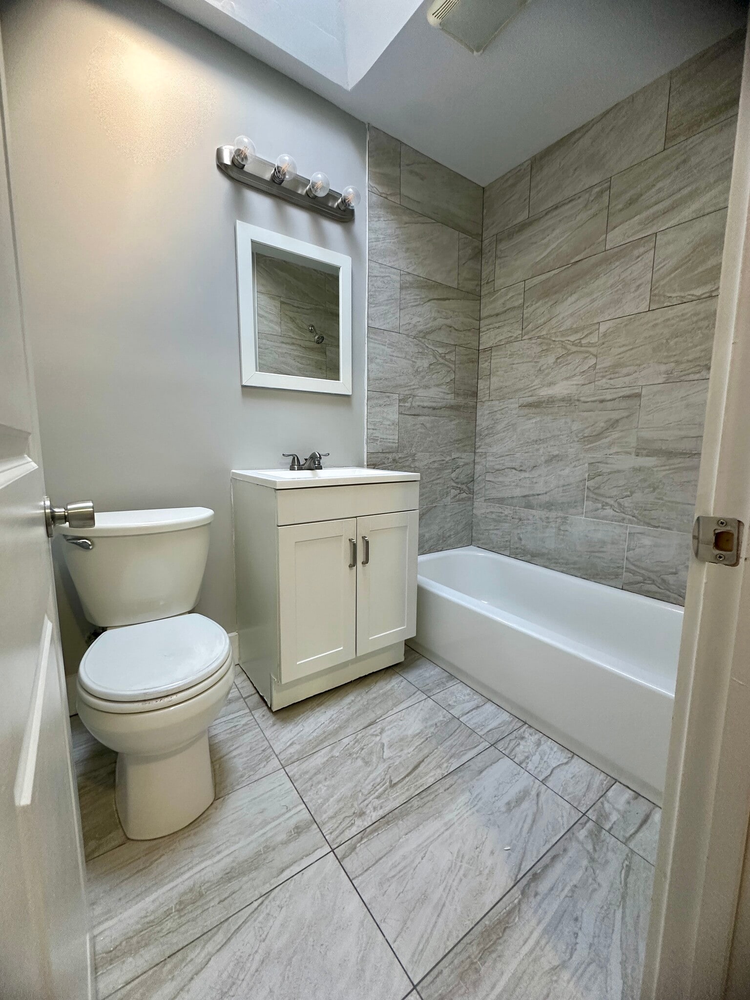 Building Photo - 1321 E Johnson St