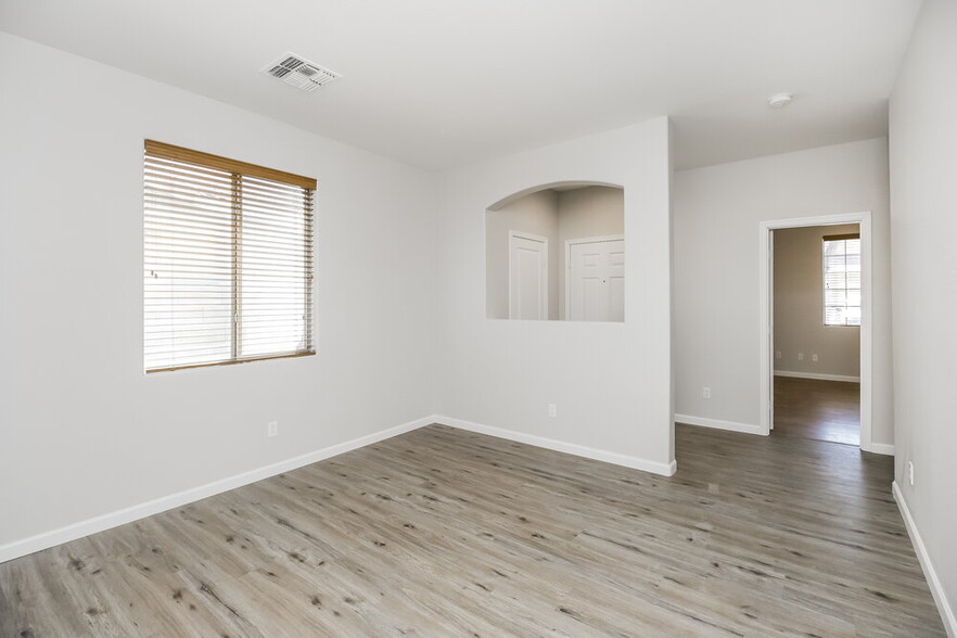 Building Photo - 1062 E Nickleback St