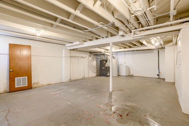 Building Photo - Charming 3 Bedroom Duplex In Prime Location!!