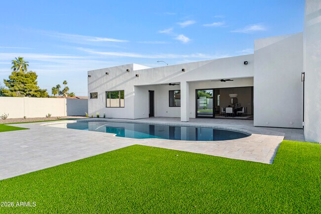 Building Photo - 5540 E Dahlia Dr