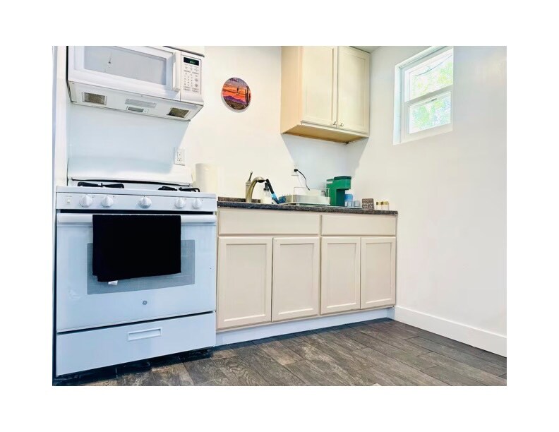 Building Photo - 187 W Center St