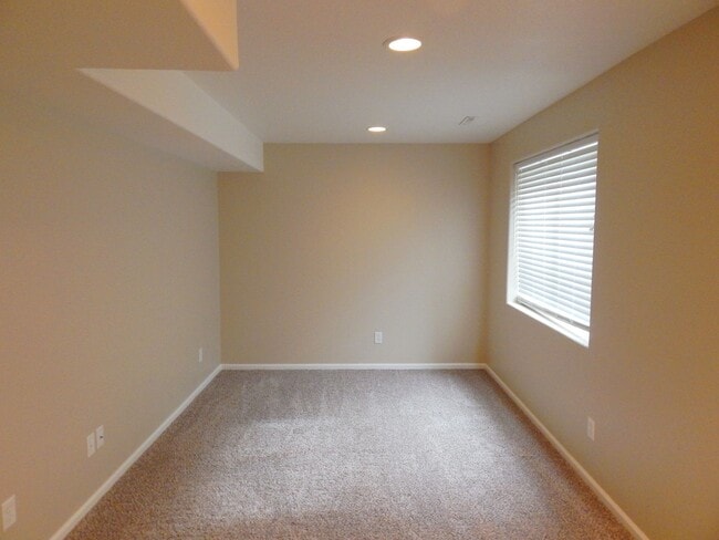 Building Photo - 203 Cleopatra St