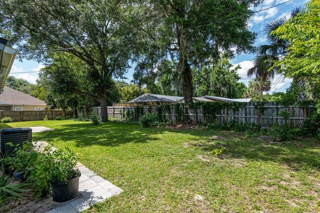 Building Photo - Beautiful 4/3 home With Attached Mother In...