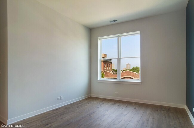 Building Photo - 1507 W Carmen Ave
