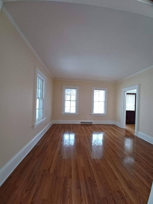 Building Photo - Very Large 3 Bedroom House with multiple B...