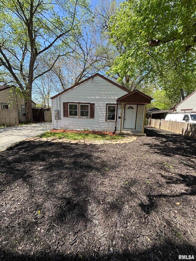 Building Photo - 1703 N Valley Ave