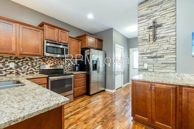Building Photo - 1651 SW Arlan Dr