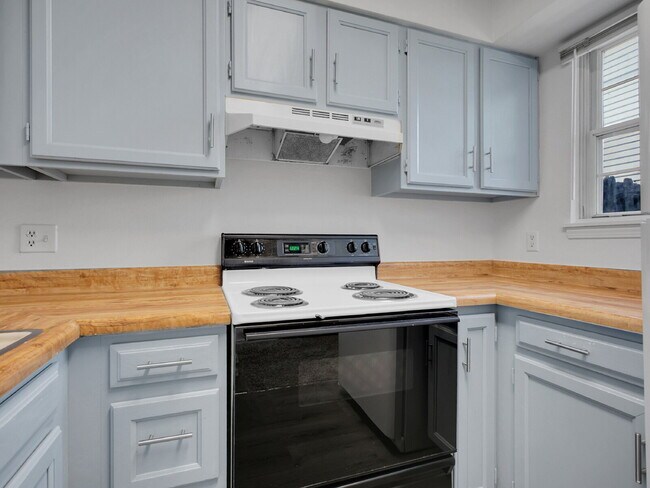 Building Photo - $1,795 // 2-Bed 1-Bath Charming Rowhome in...