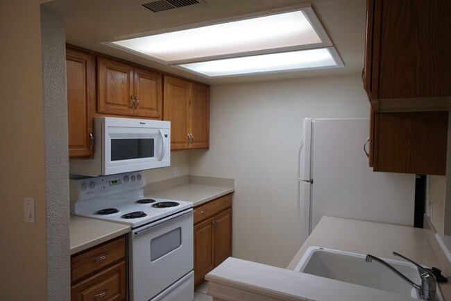 Building Photo - 844 Tenderfoot Hill Rd