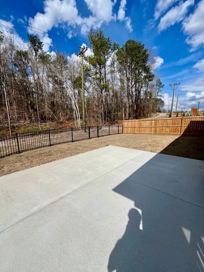 Building Photo - 3 BR, 2 BA with Fenced Yard and Fantastic Amenities!