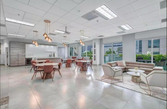 Building Photo - 1200 Brickell Bay Dr