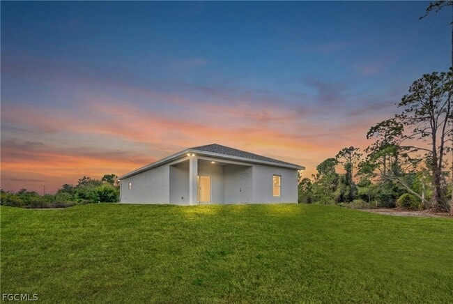 Building Photo - 725 Lamar St E