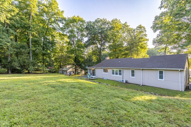 Building Photo - Spacious 4 bedroom single family home at t...