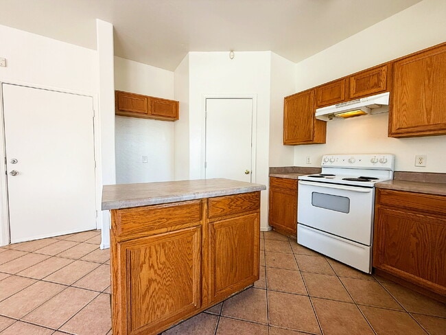 Building Photo - Freshly Updated 3-Bed, 2.5-Bath Home with ...