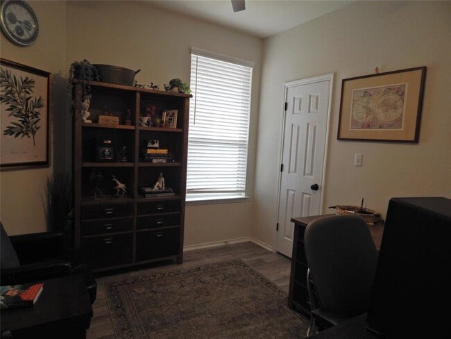 Building Photo - 437 English Oak St