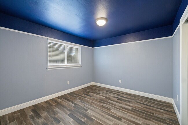 Building Photo - 1212 S Demaree St