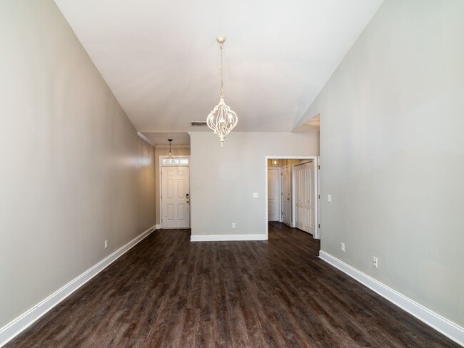 Building Photo - 2 Bedroom 2 Bath Garden Level Condo
