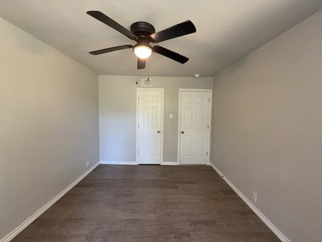 Building Photo - 3316 Shorewood Dr