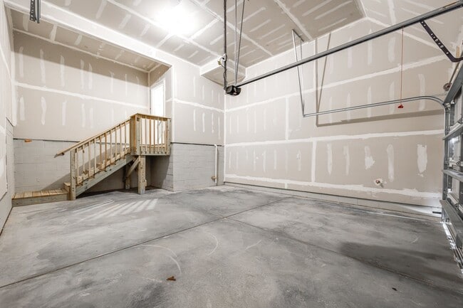 Building Photo - Beautiful 3-bedroom, 3.5 bath townhome in ...