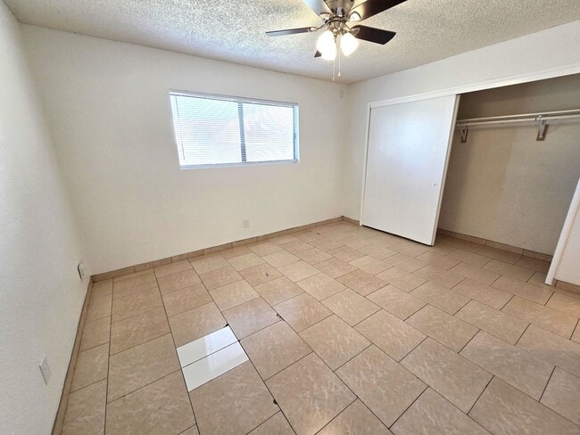 Building Photo - 1917-1919 W Whitendale Ave