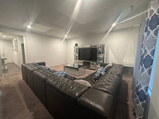 Building Photo - Available NOW - 5 bedroom, 3 full bathroom house - $3,300/month