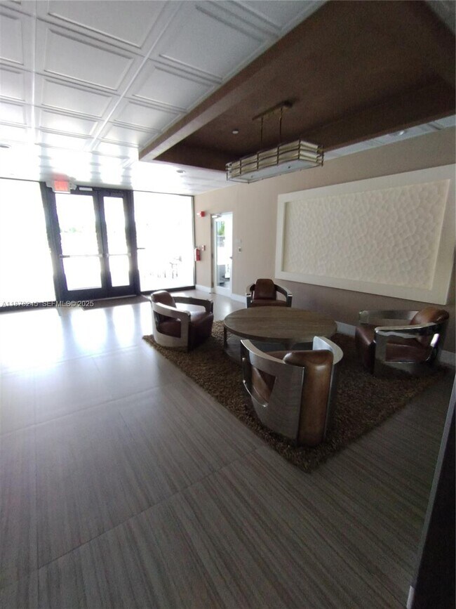 Building Photo - 3625 N Country Club Dr