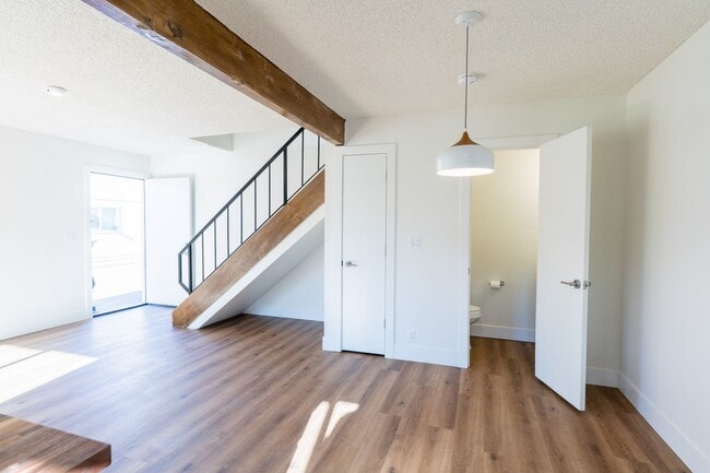 Building Photo - 2647 Alamo Dr