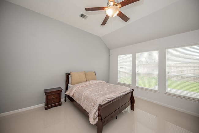 Building Photo - 3019 Lake Dr