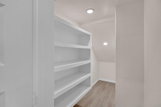 Building Photo - 16012 Oregon Oak Dr