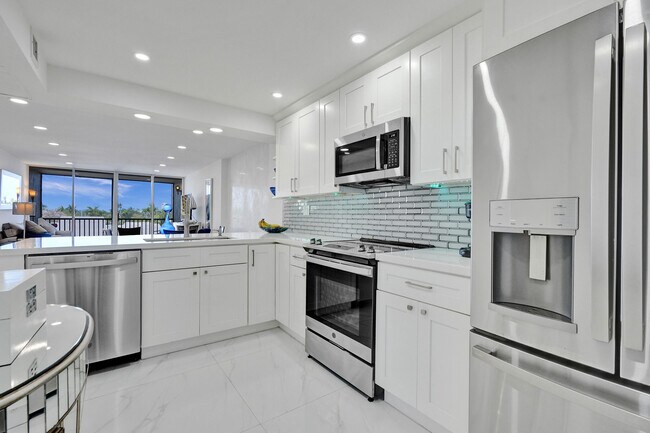 Building Photo - 6 Royal Palm Way