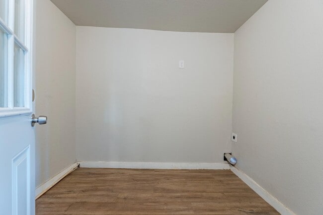 Building Photo - 875 Utopia Ln