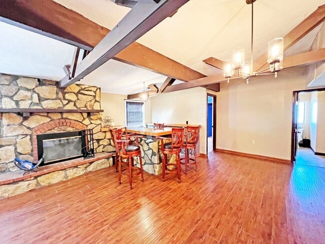 Building Photo - 1102 W Brown St