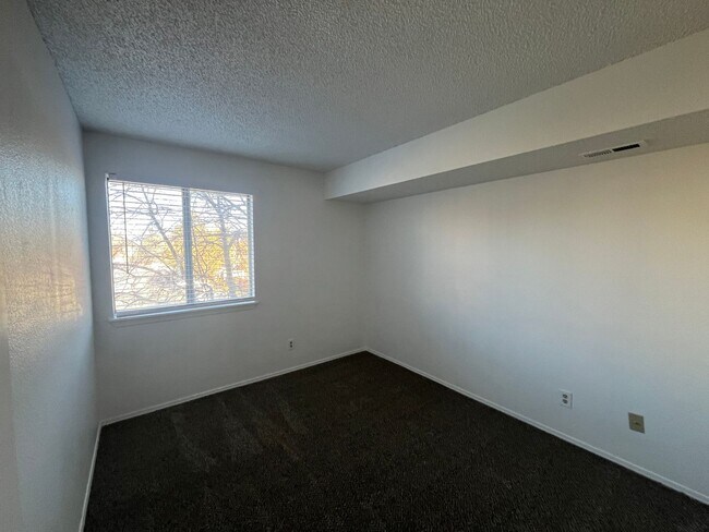 Building Photo - $500 off Move in special. 2 bed 2 bath Condo W/D in Unit