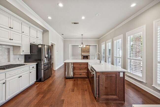 Building Photo - 2900 Creekview Dr