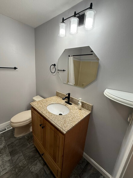 Building Photo - 105 Elmwood Dr