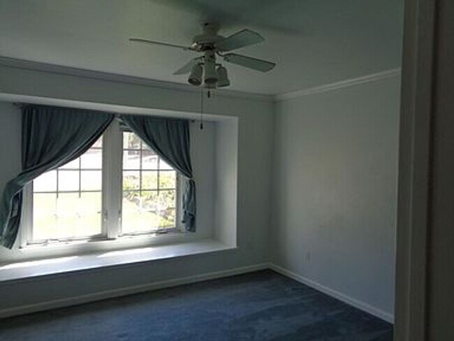 Building Photo - 1131 Knollwood Dr