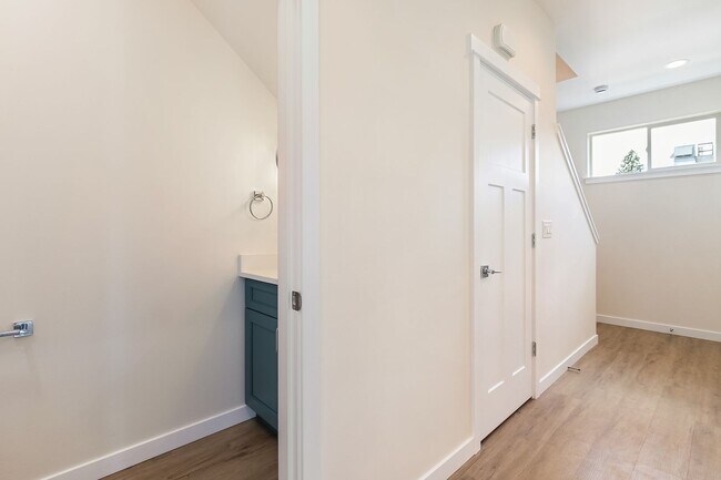 Building Photo - Halleck Townhomes Triplex