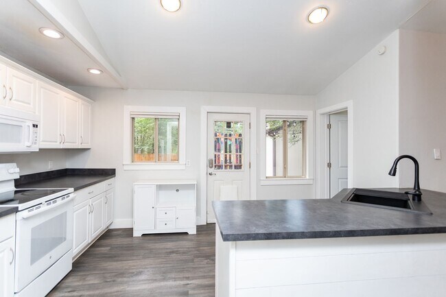 Building Photo - Beautiful 2-Bedroom, 2-Bath Home in Desirable Southwest Colorado Springs!