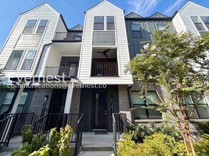 Building Photo - 4 Bed, 4.5 Bath Town Home with Garage / Available Now!