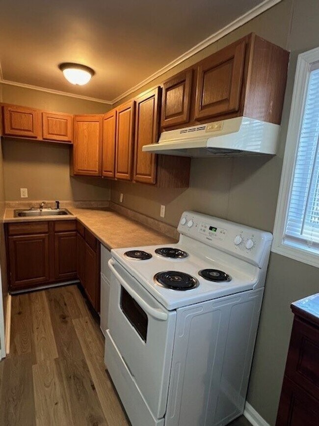 Building Photo - Cute Efficiency Apartment Located in Lake Charles